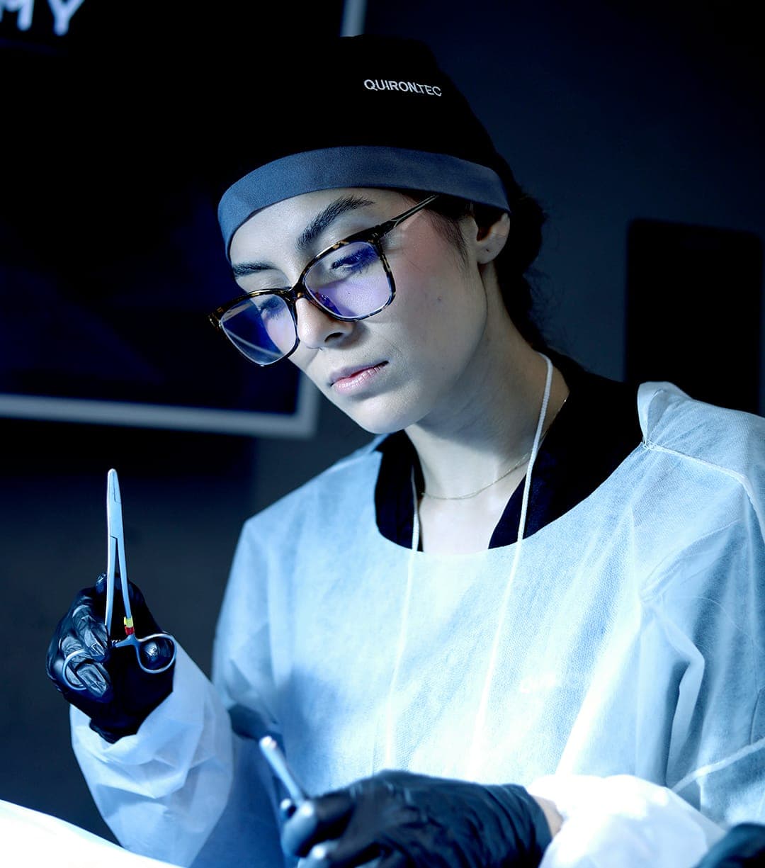 Aluna preparando a agulha com a pinça