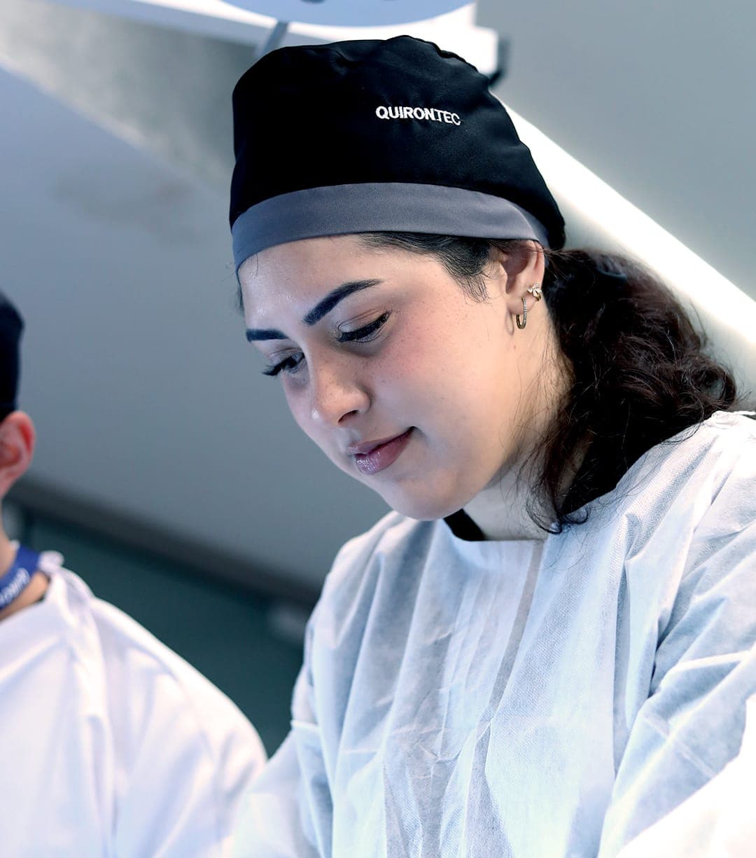 Aluna concentrada durante a prática na bancada do laboratório