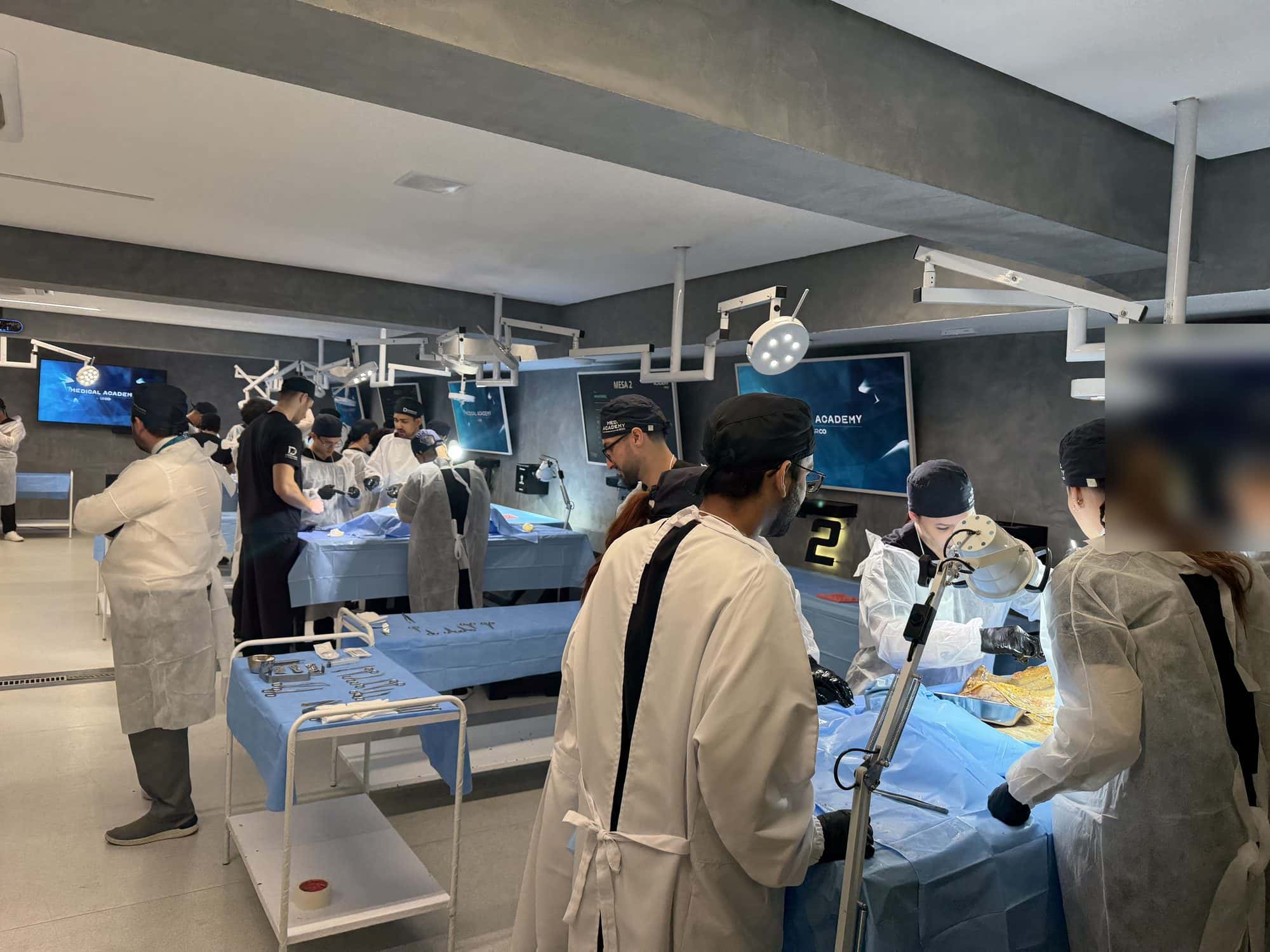 Vista ampla do laboratório com bancadas, focos e monitores