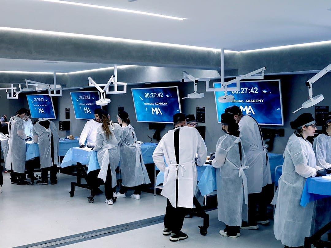 Turma praticando nas bancadas do laboratório